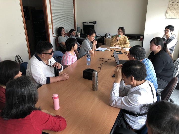 參與者聚精會神傾聽沇璇老師如何重拾對音樂的熱愛