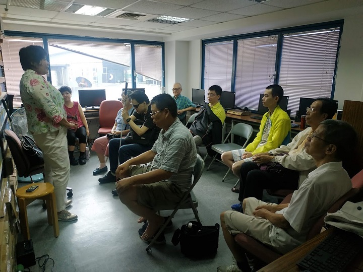 參與者認真聆聽主講者的分享