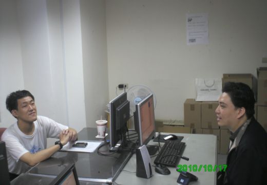 照片:李秉宏律師(右邊)與現場參與者、網路電話的參與者分享法律知識