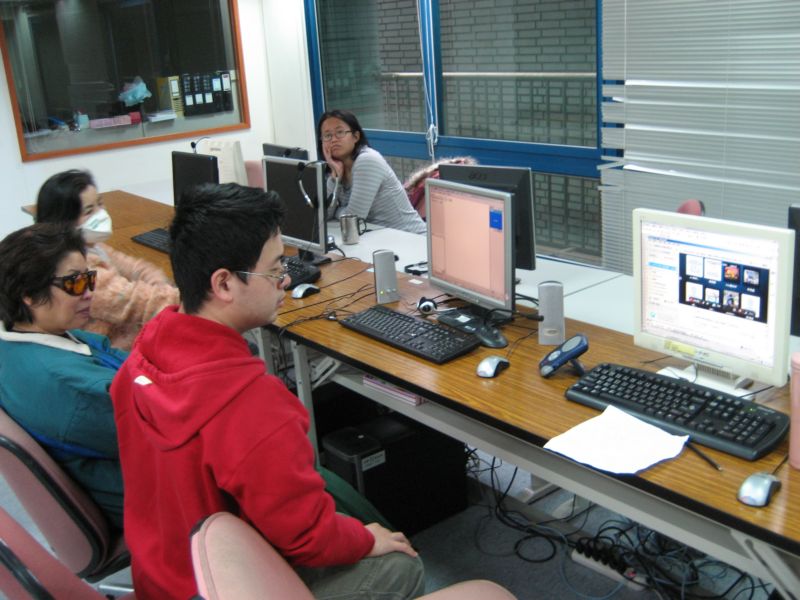 照片為現場參與者透過Skype和Co-life與其他參與者一起討論