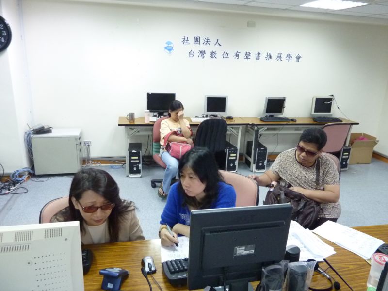 莊政秀醫師透過麥克風，回覆線上參與者提問