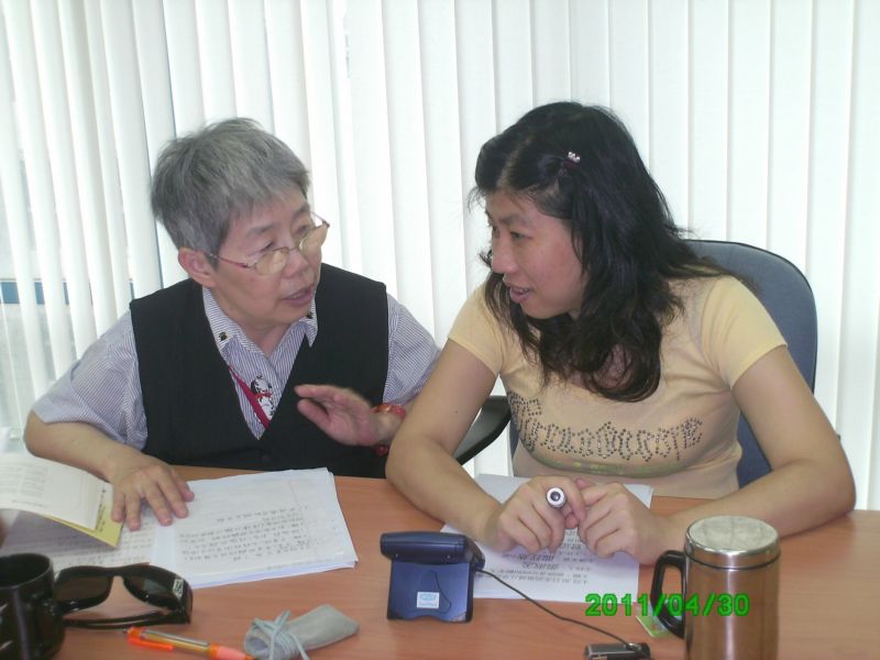 照片為龍祥燕女士對於照顧失智家人經驗侃侃而談