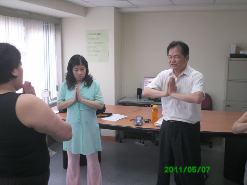 照片為陳嘉隆教授傳授氣功給參與者