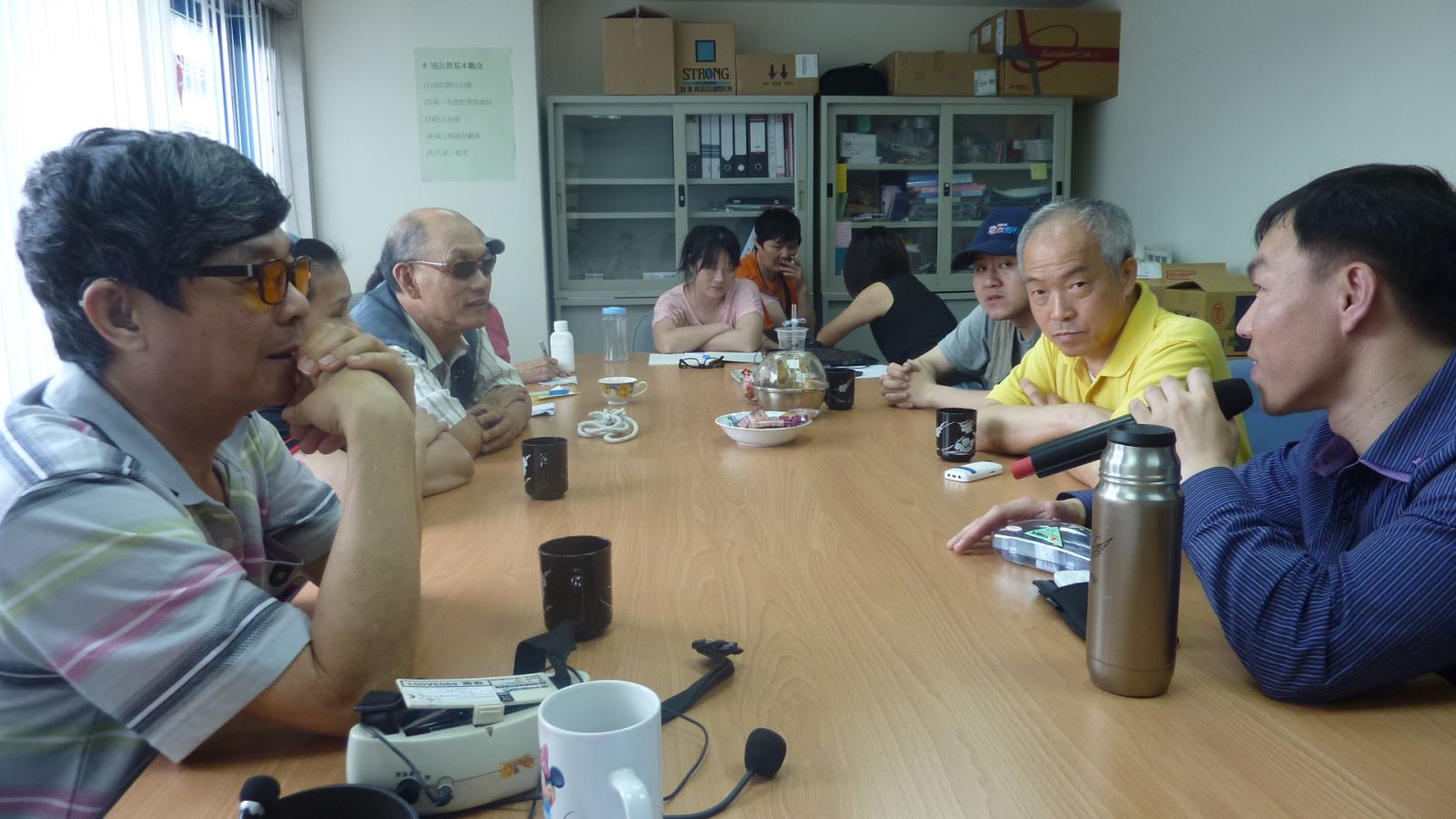 大夥兒聚精會神的聆聽智傑激勵人心的生命故事